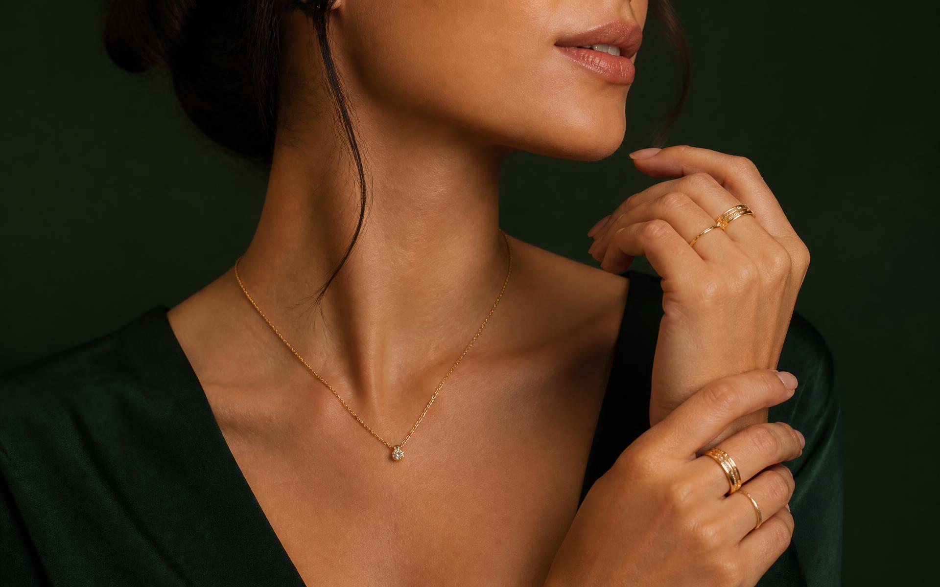 Modelo usando colar e anéis de ouro 18k